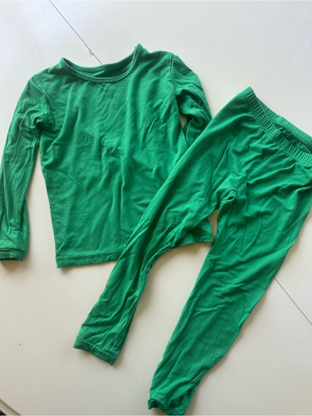 Kyte Baby two piece long sleeve pajamas
Size 4T